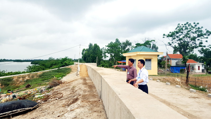 Cán bộ xã Tiền Phong (TX Quảng Yên) kiểm tra tuyến đê trên địa bàn xã.