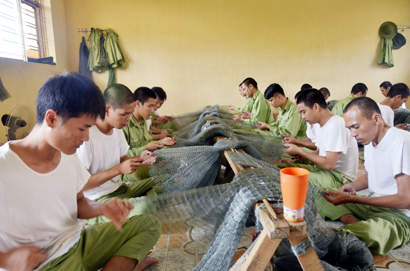 Học viên Trung tâm Giáo dục lao động xã hội Vũ Oai (huyện Hoành Bồ) học nghề đan lưới.