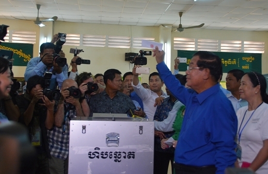 Chủ tịch Đảng Nhân Dân Campuchia (CPP), Thủ tướng Samdech Hun Sen bỏ phiếu tại một điểm bầu cử ở tỉnh Kandal.