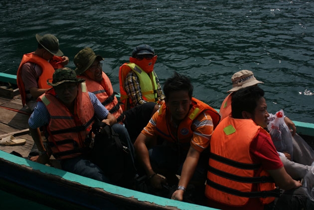 Các phóng viên đi công tác tại biển đảo Vùng 5 Hải quân.