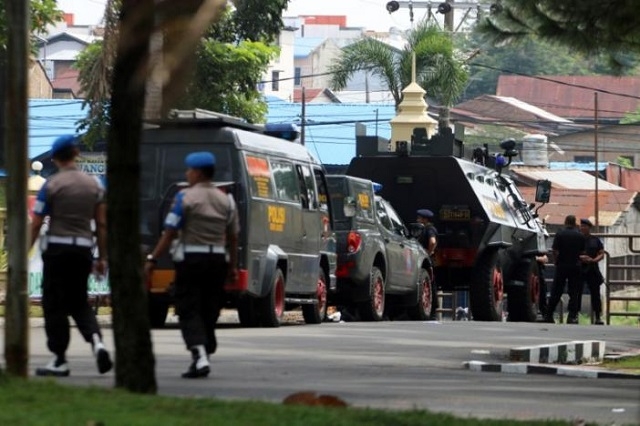 Cảnh sát được triển khai tại hiện trường vụ tấn công ở Medan. (Ảnh: Reuters)
