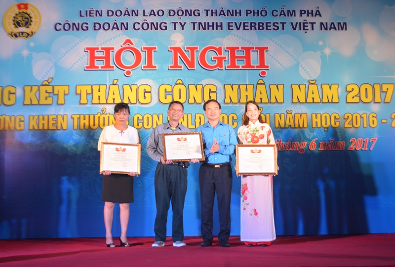Đồng chí Trần Danh Chức, Chủ tịch LĐLĐ tỉnh Quảng Ninh tặng bằng khen cho các cá nhân Công ty TNHH Everbest Việt Nam có thành tích xuất sắc trong tổ chức thực hiện Tháng công nhân năm 2017.