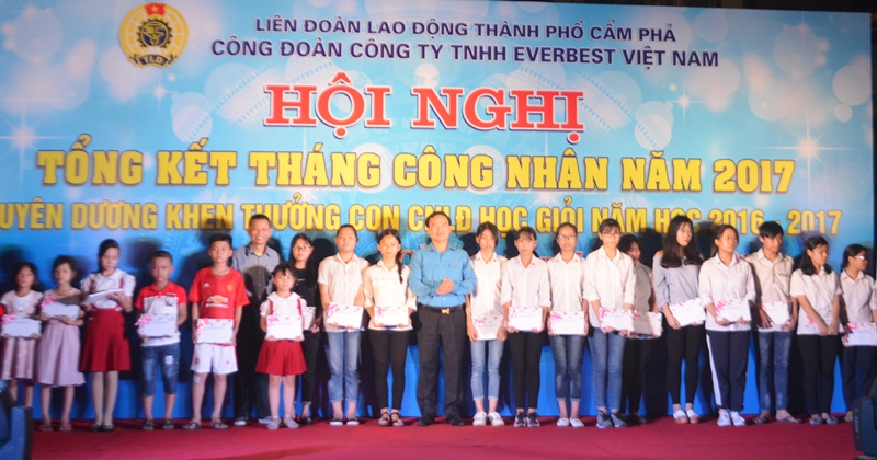 Lãn đạo LĐLĐ tỉnh và Công ty TNHH Everbest Việt Nam tặng quà cho các em học sinh con CNLĐ học giỏi.