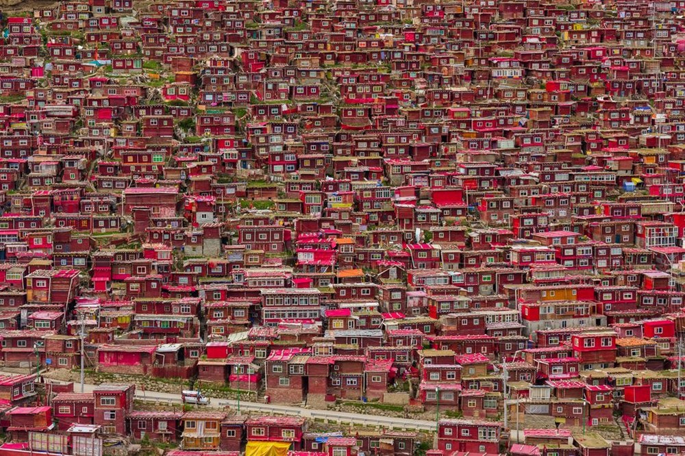 Những ngôi nhà trên đồi. Những ngôi nhà đầy màu sắc này nằm ở tỉnh Tứ Xuyên, Trung Quốc. (Nguồn: NatGeo)