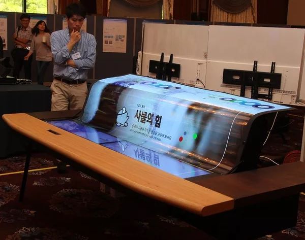 Mục tiêu của dự án của LG là có thể sản xuất được một màn hình hiển thị linh hoạt, trong suốt với kích thước 60 inch