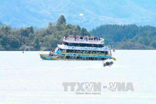 Hiện trường vụ chìm tàu Almirante trên hồ El Penol ngày 25/6. Ảnh: Comunicado de prensa/TTXVN