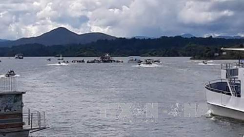 Công tác cứu hộ đang diễn ra khẩn trương tại hiện trường vụ chìm tàu Almirante trên hồ El Penol ngày 25/6. Ảnh: Comunicado de prensa/TTXVN