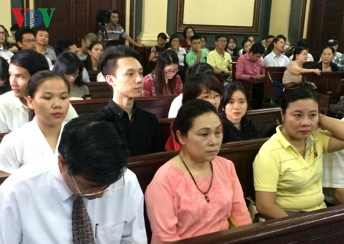 Nhân chứng Lữ Minh Nghĩa (áo đen) - bạn trai của Nguyễn Đức Thùy Dung được tòa triệu tập