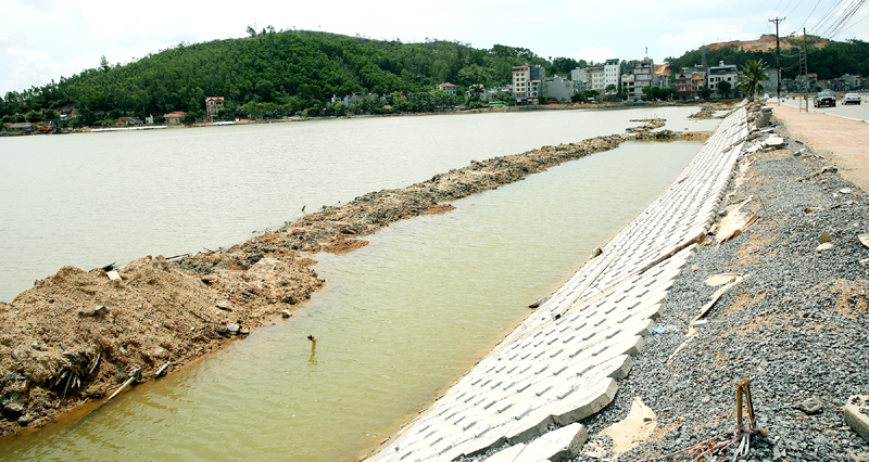 Cải tạo, nạo vét và thi công kè chắn tại khu hồ thu nước Kênh Đồng (TP Hạ Long).