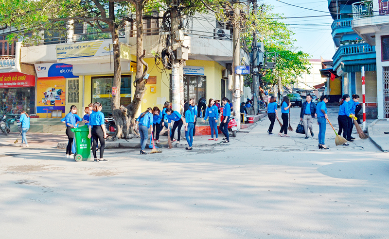 Hưởng ứng “Ngày chủ nhật xanh”, ĐVTN Trường Tiểu học Lý Thường Kiệt (TP Hạ Long) dọn dẹp vệ sinh môi trường tuyến đường gần trường học.