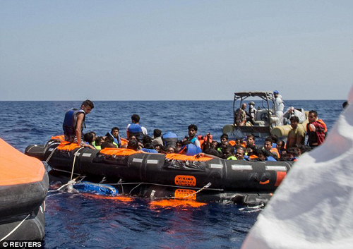 Hải quân Ireland đã cứu 712 người ngoài khơi Libya. Ảnh: Reuters