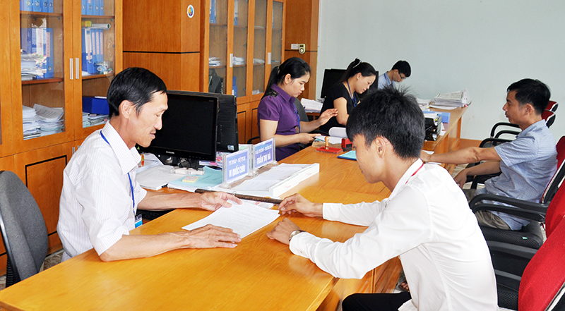 Cán bộ Bộ phận tiếp nhận và trả kết quả tại xã Vô Ngại, giải quyết thủ tục hành chính cho người dân.