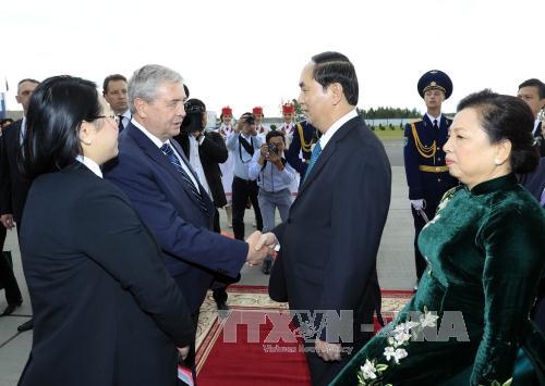 Phó Thủ tướng Cộng hoà Belarus V. Semashko đón Chủ tịch nước Trần Đại Quang và Phu nhân tại sân bay Quốc tế Mínsk. Ảnh: Nhan Sáng/TTXVN