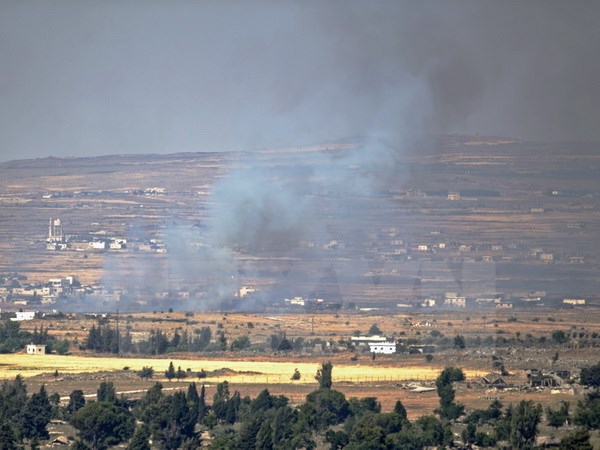 Khói bốc lên sau cuộc giao tranh ở gần thành phố Quneitra trên Cao nguyên Golan ngày 24/6. (Ảnh: EPA/TTXVN