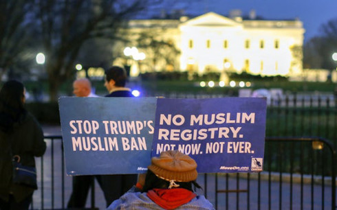 Người biểu tình phản đối sắc lệnh cấm nhập cảnh của Tổng thống Donald Trump. (Ảnh: EPA)