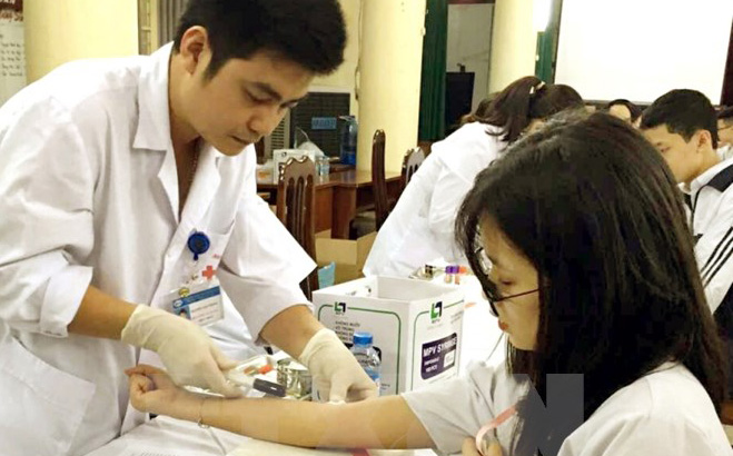 Nhân viên y tế lấy máu xét nghiệm