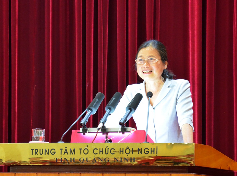 Đồng chí Đỗ Thị Hoàng, Phó Bí thư Thường trực Tỉnh ủy điều hành nội dung thảo luận tại buổi gặp mặt.