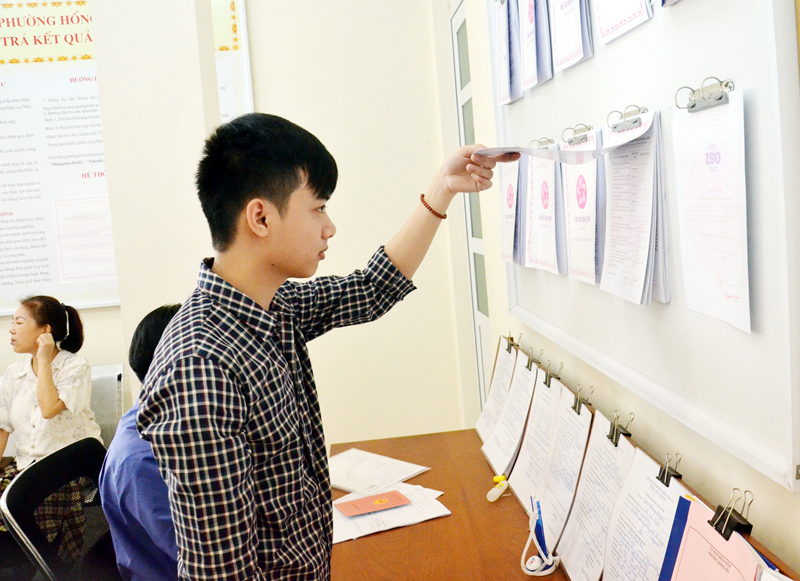 Người dân tìm hiểu các thủ tục hành chính tại bảng niêm yết công khai thủ tục hành chính tại Bộ phận tiếp nhận và trả kết quả hiện đại phường Hồng Hà (TP Hạ Long).