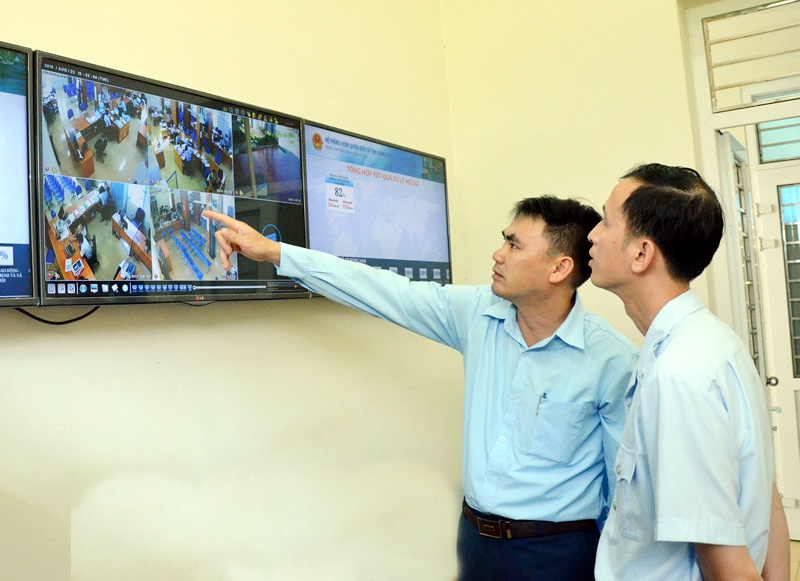 Bộ phận giám sát tại Trung tâm Hành chính công huyện Vân Đồn theo dõi việc thực thi công vụ của cán bộ, công chức, viên chức qua hệ thống camera.