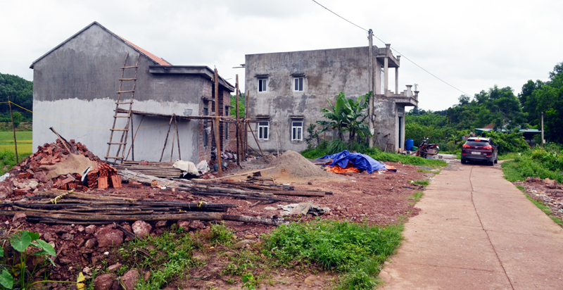 Nhiều ngôi nhà kiên cố đã mọc lên ở thôn Cống To, xã Tiên Lãng, huyện Tiên Yên.