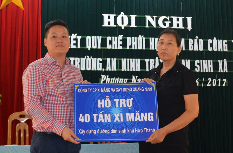 Công ty CP Xi măng và Xây dựng Quảng Ninh trao biểu hỗ trợ cho đại diện khu Hợp Thành, phường Phương Nam