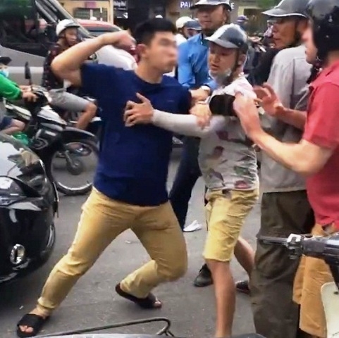 Anh Maxwell (mặc áo đỏ) bị hành hung sau khi va chạm giao thông tại đường Trần Khát Chân (quận Hai Bà Trưng, Hà Nội).