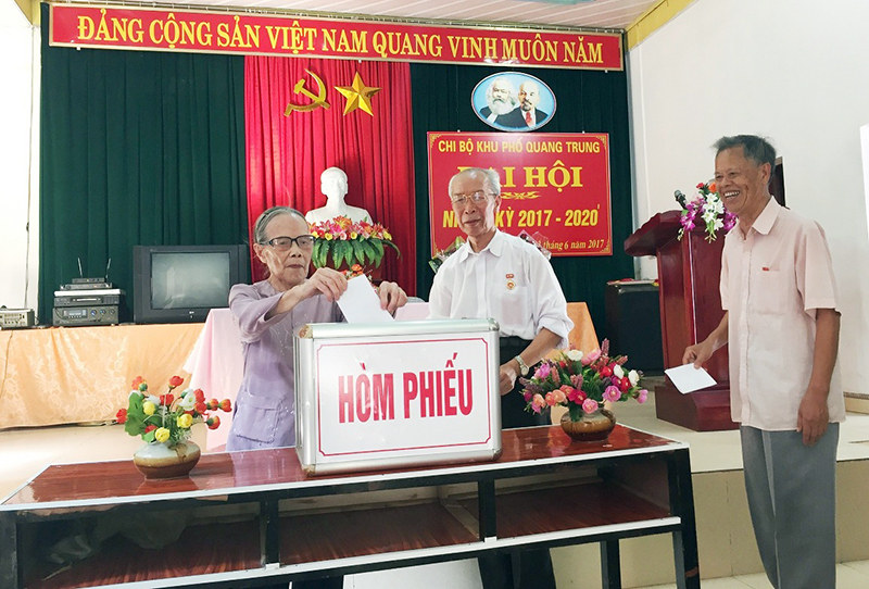 Các đảng viên Chi bộ khu phố Quang Trung, thị trấn Tiên Yên, huyện Tiên Yên bỏ phiếu bầu Bí thư Chi bộ nhiệm kỳ 2017-2020. Ảnh: Xuân Thao (CTV)