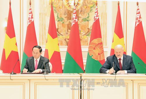 Chủ tịch nước Trần Đại Quang và Tổng thống Belarus Alexander Lukashenko ký Tuyên bố chung Về phát triển toàn diện và sâu rộng giữa Cộng hòa xã hội chủ nghĩa Việt Nam và Cộng hòa Belarus. Ảnh: Nhan Sáng/TTXVN