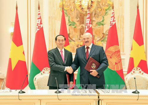 Chủ tịch nước Trần Đại Quang và Tổng thống Belarus Alexander Lukashenko tại Lễ ký Tuyên bố chung Về phát triển toàn diện và sâu rộng giữa Cộng hòa xã hội chủ nghĩa Việt Nam và Cộng hòa Belarus. Ảnh: Nhan Sáng/TTXVN