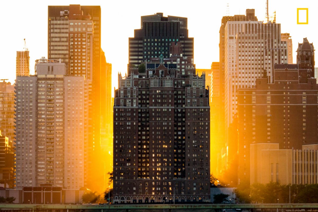 Ánh mặt trời lộng lẫy làm nổi bật những khu nhà khổng lồ ở thành phố New York, Mỹ.