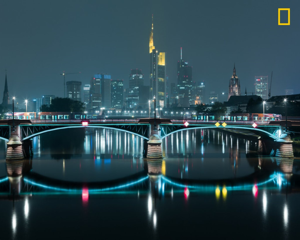 Thành phố Frankfurt của Đức về đêm với sắc xanh huyền ảo.