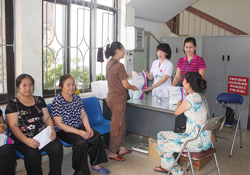 Hội LHPN phường Trần Hưng Đạo phối hợp với Trung tâm Y tế TP Hạ Long tổ chức khám, tư vấn sức khỏe cho hội viên, phụ nữ có hoàn cảnh khó khăn trên địa bàn phường.