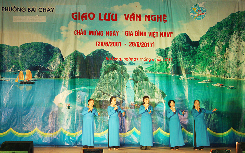 Hội LHPN phường Bãi Cháy tổ chức giao lưu văn nghệ chào mừng ngày gia đình Việt Nam.