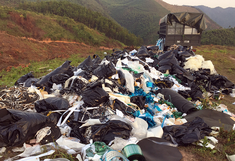 Ảnh phương tiện và 2.600kg rác thải đổ không đúng nơi quy định bị phát hiện