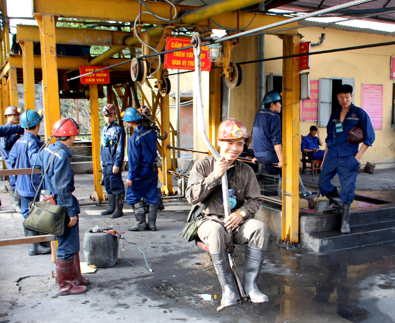 Công nhân trên khai trường mỏ Ngã Hai, Công ty Than Quang Hanh sử dụng hệ thống tời cá nhân để di chuyển vào lò.