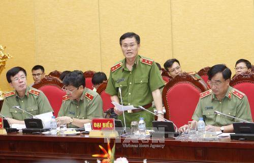 Trung tướng Đỗ Kim Tuyến, Phó Tổng cục trưởng Tổng cục Cảnh sát phòng chống tội phạm, trả lời các câu hỏi của phóng viên. Ảnh: Doãn Tấn/TTXVN