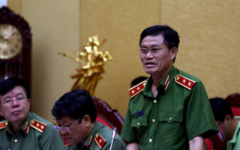 Trung tướng Đỗ Kim Tuyến trả lời báo chí tại cuộc họp báo.