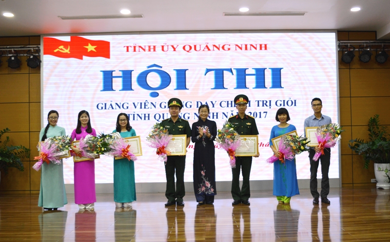 Đồng chí Đỗ Thị Hoàng, Phó Bí thư Thường trực Tỉnh ủy trao tặng bằng khen cho 7 giảng viên đạt kết quả xuất sắc
