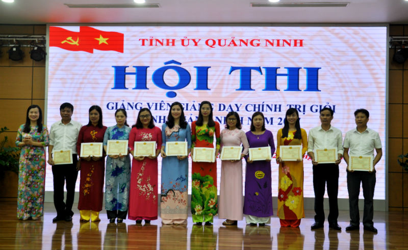 Lãnh đạo Trường Đào tạo cán bộ Nguyễn Văn Cừ trao giấy chức nhận giảng viên dạy giỏi 