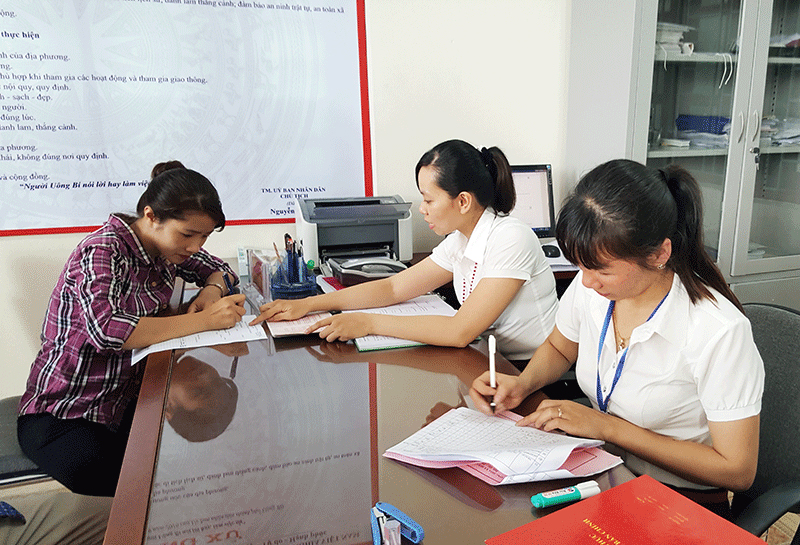 Cán bộ Bộ phận tiếp nhận và trả kết quả phường Phương Nam (TP Uông Bí) hướng dẫn người dân thực hiện các thủ tục hành chính. Ảnh: Lan Hương