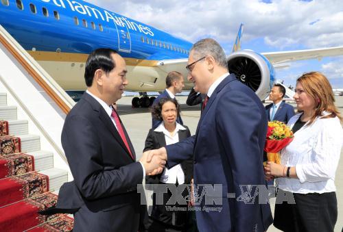Thứ trưởng Bộ Ngoại giao Liên bang Nga Morgulov đón Chủ tịch nước Trần Đại Quang tại sân bay Vnukovo 2. Ảnh: Nhan Sáng/TTXVN