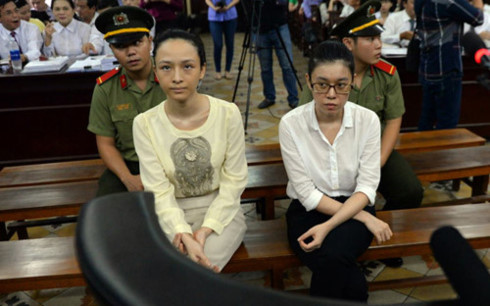 Hoa hậu Phương Nga (trái) tại tòa. Ảnh: Tuổi trẻ