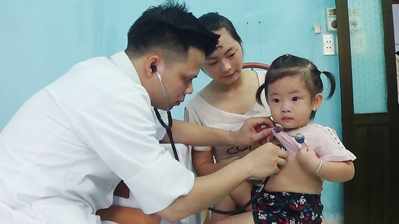 Các bác sĩ khám cho trẻ em huyện Ba Chẽ.