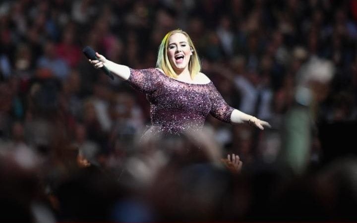 Có tới 98.000 người hâm mộ đổ về sân vận động Wembley để thưởng thức giọng ca của Adele