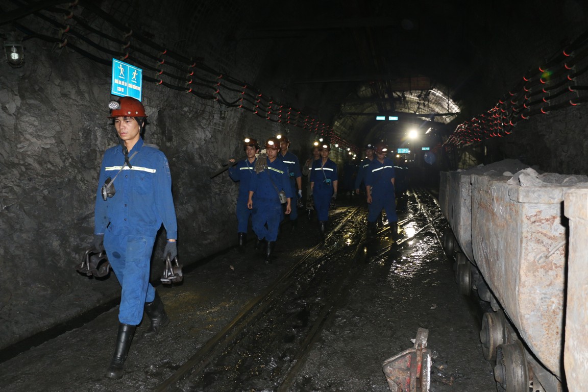 Từ đường lò chính mức -300m, công nhân di chuyển đến các công trường khai thác than...