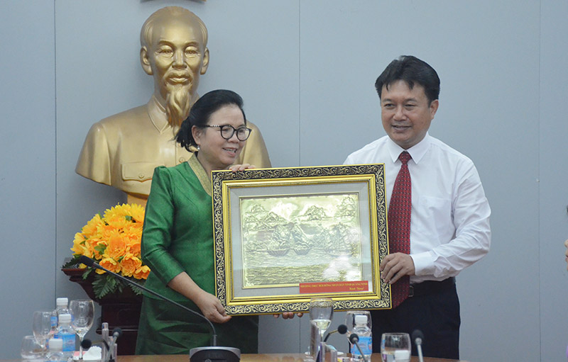 0096: Đồng chí Nguyễn Đức Thành, Phó Chủ tịch HĐND tỉnh tặng quà lưu niệm cho Đoàn công tác của Ủy ban Tư pháp của Quốc hội Lào.