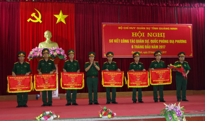 Lãnh đạo Bộ CHQS tỉnh trao cờ cho các đơn vị đoạt giải tại hội thi “Nhà kho quân khí, nhà xe máy tốt”