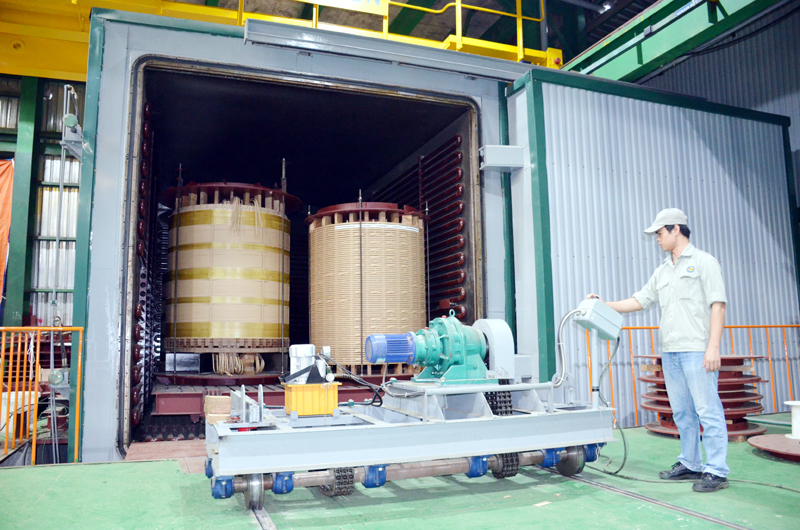 Công nhân Công ty CP Thiết bị điện Cẩm Phả thực hiện nhiều công đoạn sản xuất bằng các thiết bị tự động hiện đại.