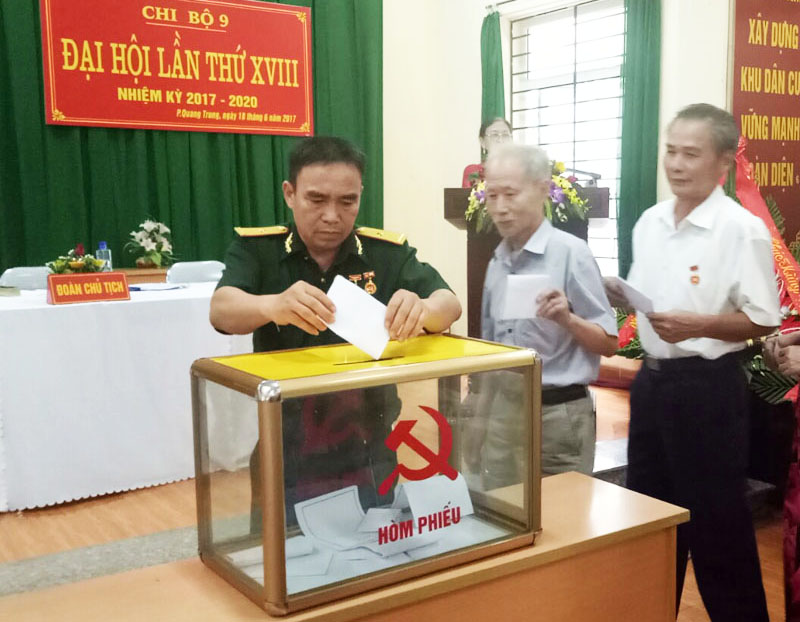 Các đại biểu bỏ phiếu bầu tại đại hội diểm khu 9, phường Quang Trung