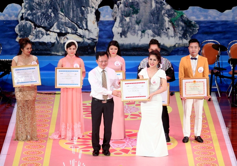 Đồng chí Cao Tường Huy, Ủy viên Ban Thường vụ, Trưởng ban Tuyên giáo Tỉnh ủy trao giải nhất cho thí sinh Đinh Thị Dung